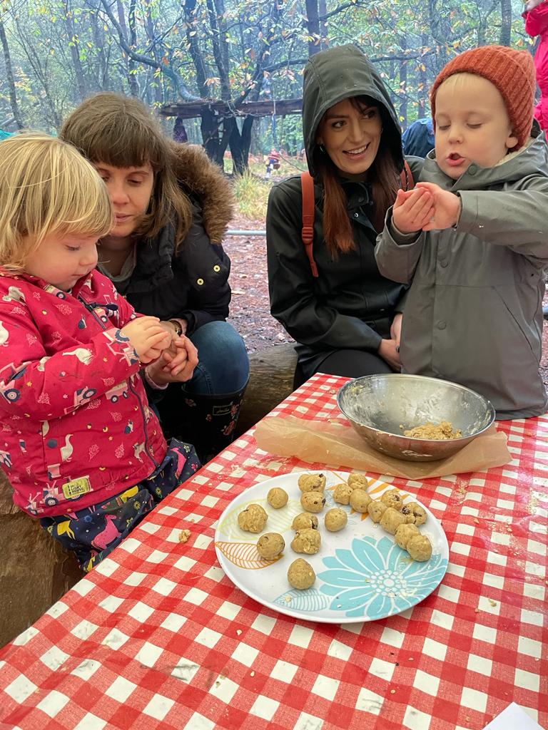 Image of 2 toddlers and their parents making the oat and raison cookies.